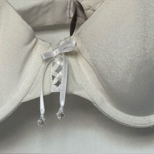 Gorgeous vintage Victoria’s Secret Demi bra Swarovski crystal and white lace 32D
